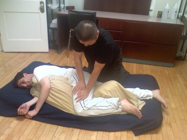 Thai_massage_palm_press_on_leg.jpg